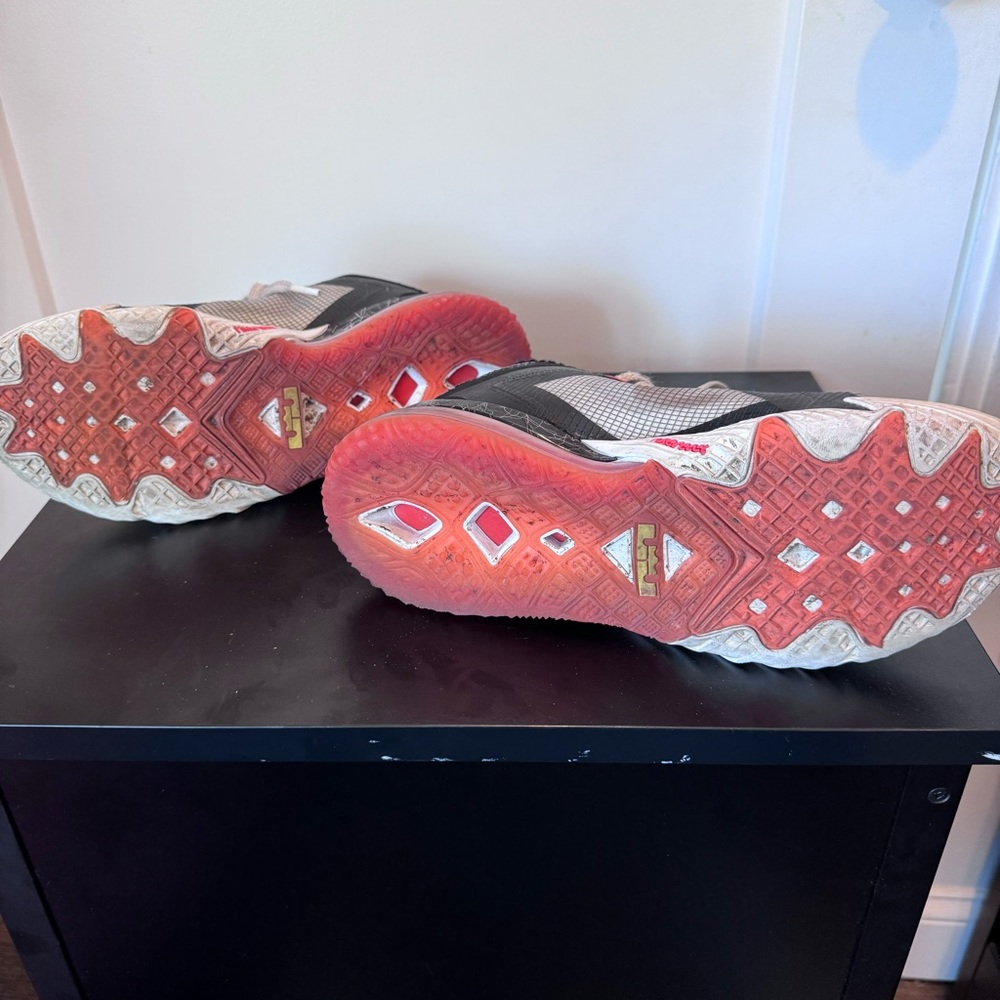 Nike LeBron - Picture 2 of 8